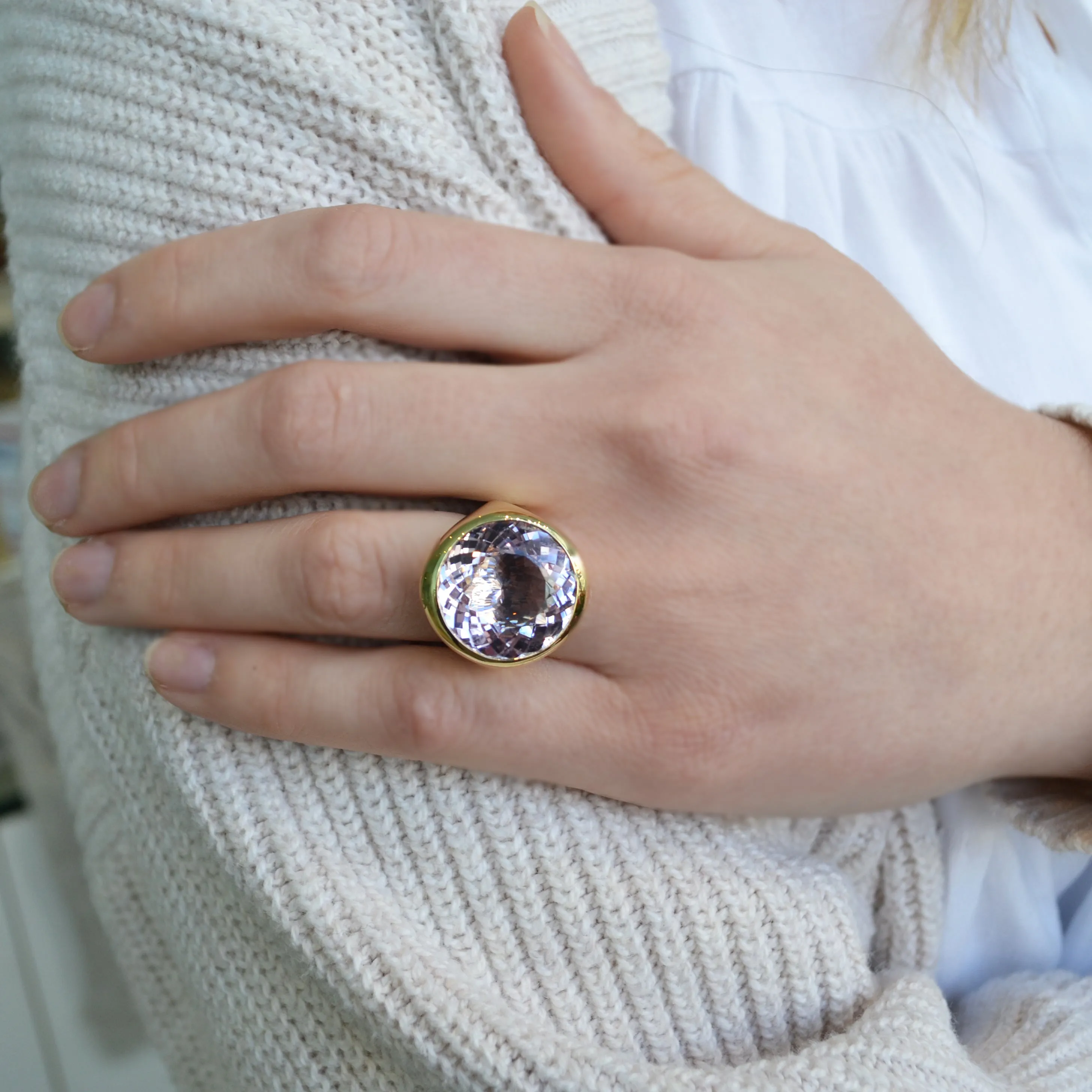 A & Furst - Essential - One of a Kind Cocktail Ring with Kunzite, 18k Yellow Gold