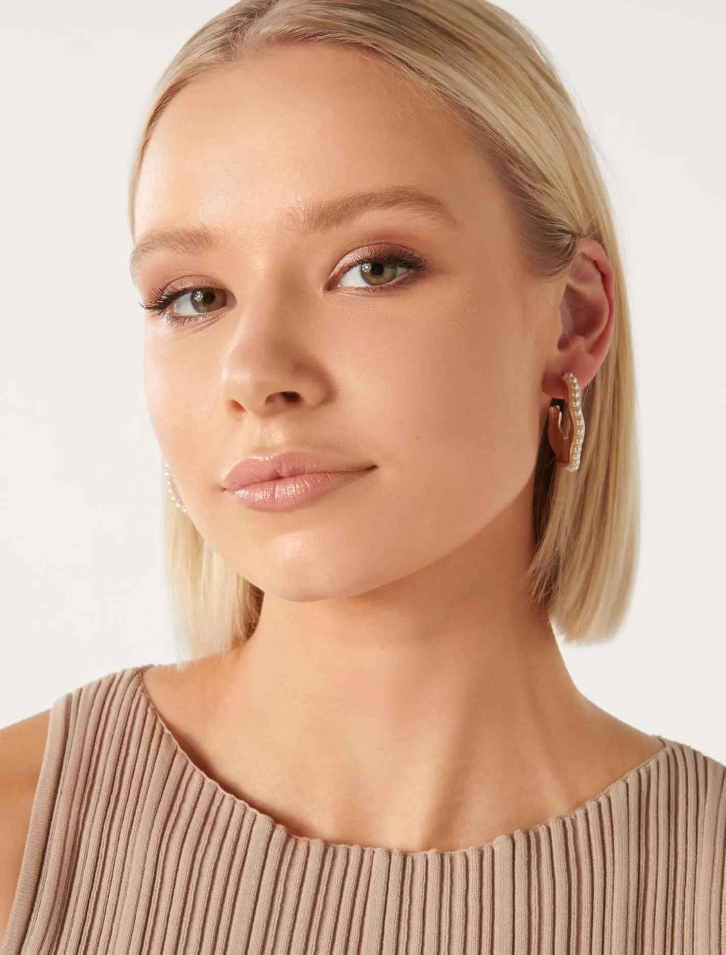 Signature Hailee Wavy Pearl Hoop Earrings